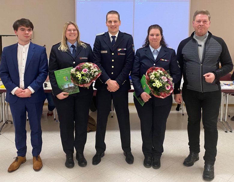 Foto v.l.: stellvertretender Vorsitzender der Gemeindevertretung Felix Münster, stellvertretende Jugendwartin Svenja Lehmann, Gemeindebrandmeister Sebastian Axe, Gemeindejugendfeuerwehrwartin Siw Schröder und Bürgermeister Bodo Oehme