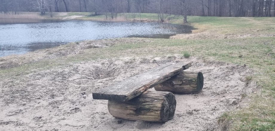 Überreste einer von drei Bänken am Strandbad OT Siedlung, bald neu bestückt.