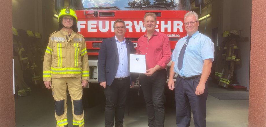 Foto v. L.: Norbert Krumm, Sachbearbeiter Brandschutz und Verbandsführer FFW, Michael Koch, Beigeordneter und Dezernent des Landkreises Havelland, Bürgermeister Bodo Oehme, Sven Kraatz, Vorsitzender der Gemeindevertretung und Ortswehrführer der FFW Pausin