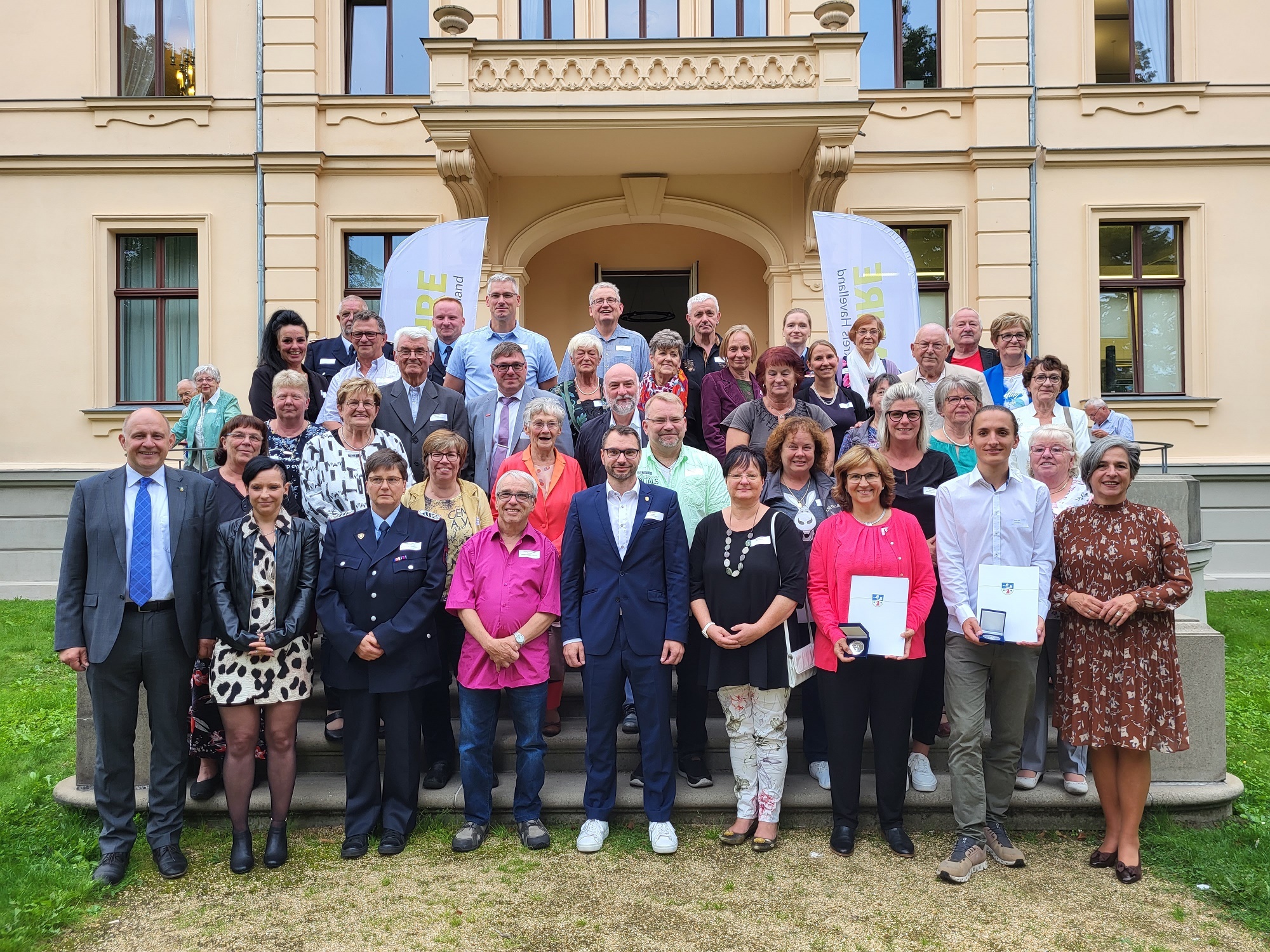 Gemeinsames Gruppenfoto der ausgezeichneten Ehrenamtlichen mit Landrat Roger Lewandowski und der Kreistagsvorsitzenden Barbara Richstein